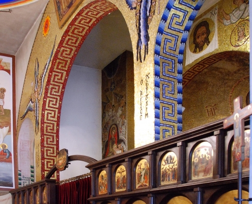 Bunte Wände und Gemälde im Inneren der Orthodoxen Johanneskapelle.