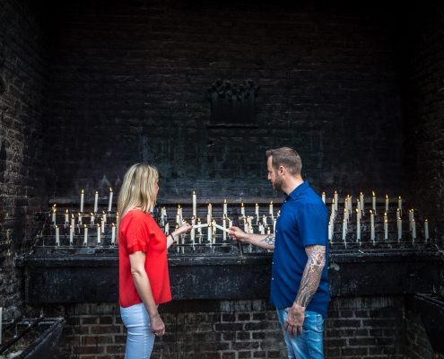 Zwei Personen zünden Kerzen an